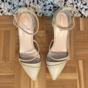 ALDO - Nude Pointed Tor Heels - Like new